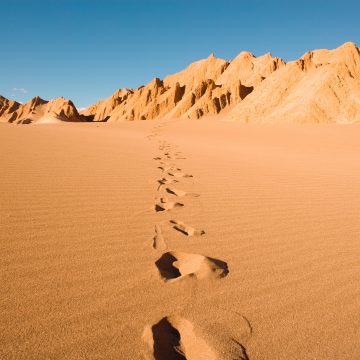 Post: Quanto custa viajar para o Atacama? pegadas no valle de la muerte no atacama