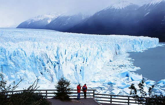 Casal observando o gelo na passarela do Parque Los Glaciares