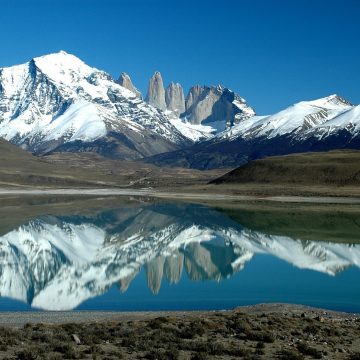 montanhas na patagonia refletidas em um lago